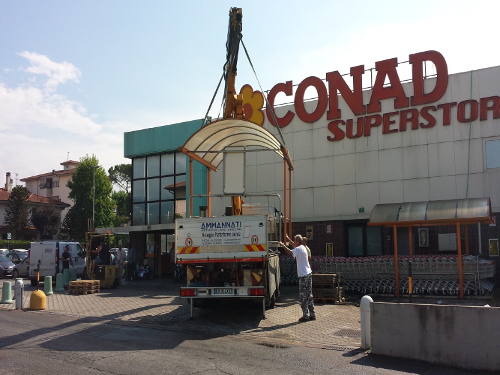 Intervento di movimentazione, carico e trasporto di arredi interni, attrezzature e macchinari presso supermercato Conad Superstore di Viale Adua