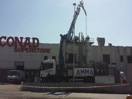 Intervento di movimentazione, carico e trasporto di arredi interni, attrezzature e macchinari presso supermercato Conad Superstore di Viale Adua