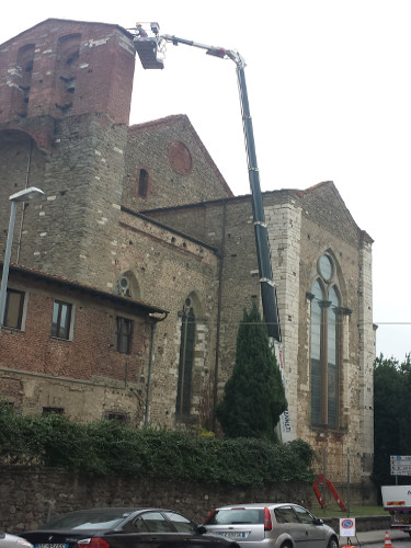 Intervento con piattaforma aerea semovente modello ragno 38 metri e autocarro gru modello Scania, presso il campanile del Convento di San Francesco a Pistoia.