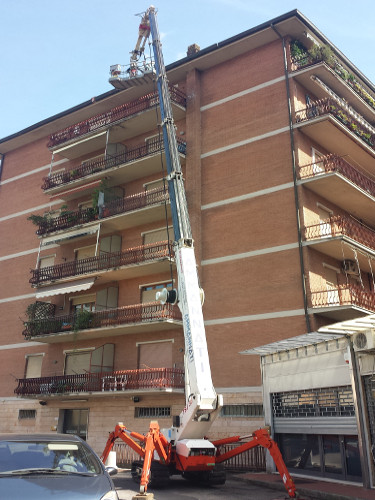 Intervento di manutenzione delle gronde e della copertura del fabbricato condominiale posto in Pistoia, Largo San Biagio, eseguito a mezzo nostra piattaforma aerea semovente modello ragno 38 metri.