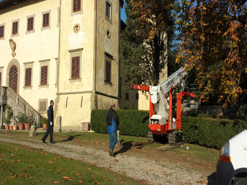 Intervento di manutenzione alla Villa Forteguerri a Spazzavento, con nostra piattaforma aerea semovente modello ragno 38 metri.