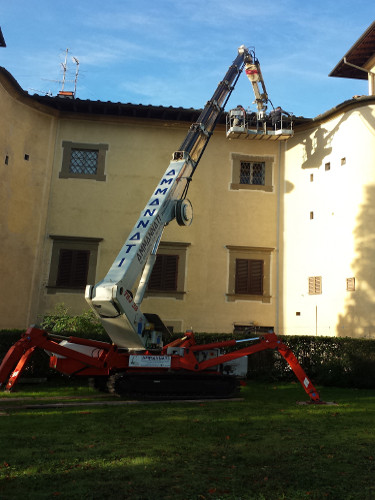 Intervento di manutenzione alla Villa Forteguerri a Spazzavento, con nostra piattaforma aerea semovente modello ragno 38 metri.