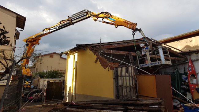 Il 15 settembre u.s. siamo intervenuti urgentemente con ns autocarro con gru e piattaforma aerea mod Iveco 240E42,  per la messa in sicurezza e demolizione del tetto di un capannone caduto in Via de Barbi a Pistoia. 