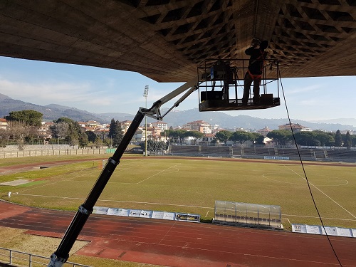 Stiamo eseguendo presso lo Stadio Comunale “Daniele Mariotti” di Montecatini Terme la sistemazione dell'illuminazione della tribuna centrale e delle torri dello stadio utilizzando ragno tsj 38metri.