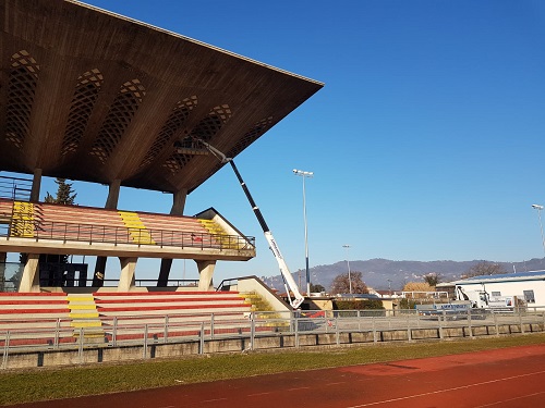 Stiamo eseguendo presso lo Stadio Comunale “Daniele Mariotti” di Montecatini Terme la sistemazione dell'illuminazione della tribuna centrale e delle torri dello stadio utilizzando ragno tsj 38metri.